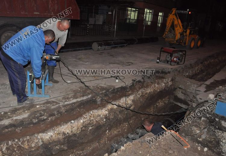 Продължава работата по свързването на водопровода на Кърджалийска