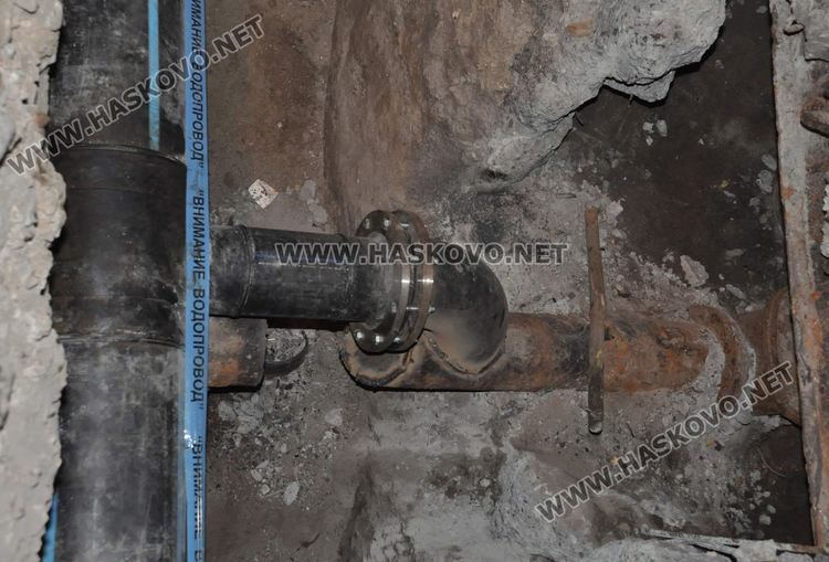 Продължава работата по свързването на водопровода на Кърджалийска