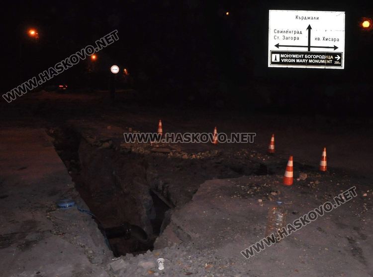 Продължава работата по свързването на водопровода на Кърджалийска