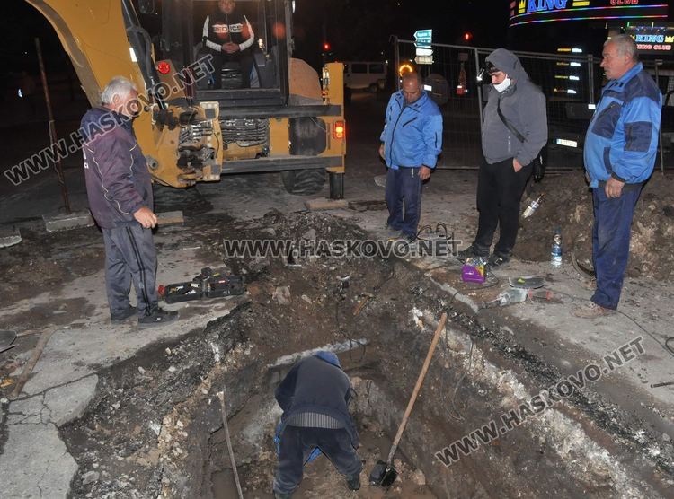 Продължава работата по свързването на водопровода на Кърджалийска