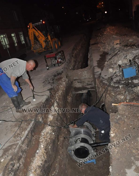 Продължава работата по свързването на водопровода на Кърджалийска
