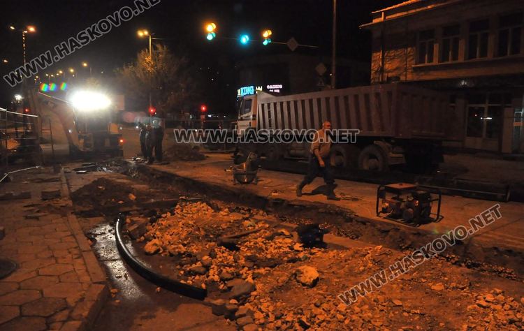 Продължава работата по свързването на водопровода на Кърджалийска