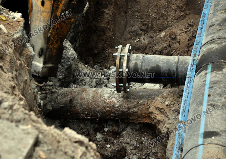 Свързват новия водопровод на Кърджалийска към стария, центърът на Хасково без вода