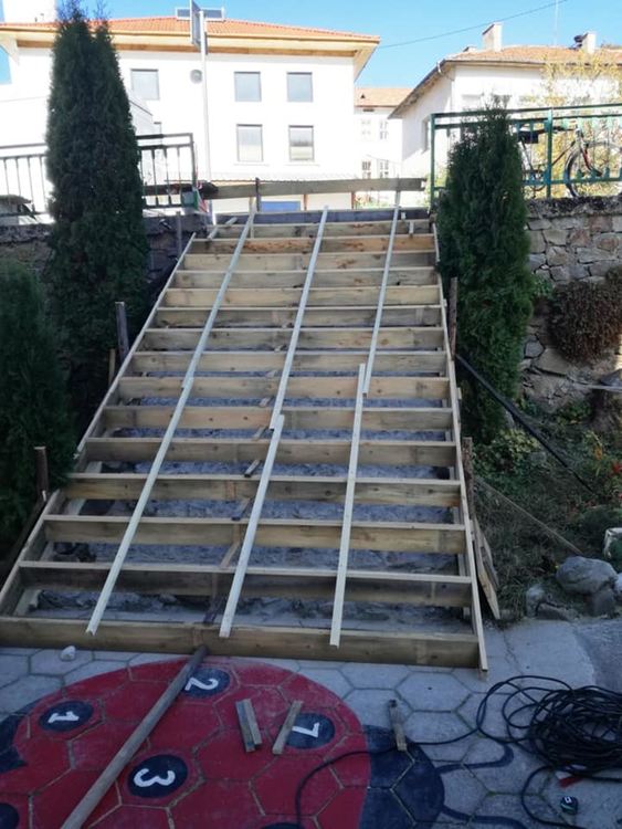 Читалището и доброволци от Могилица обновиха стълбището към читалищната сграда