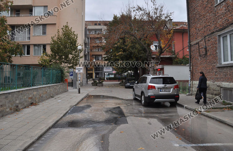 Вода бликна в центъра на Хасково от стара авария