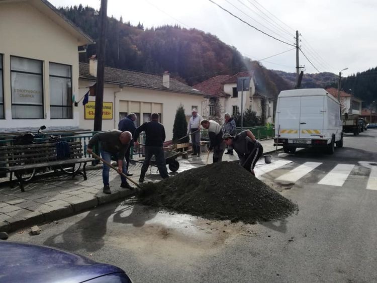 Читалището и доброволци от Могилица обновиха стълбището към читалищната сграда