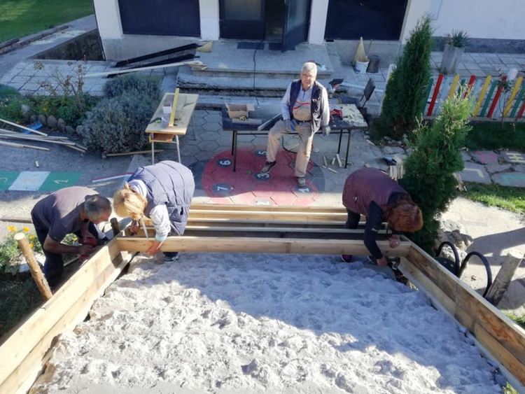 Читалището и доброволци от Могилица обновиха стълбището към читалищната сграда