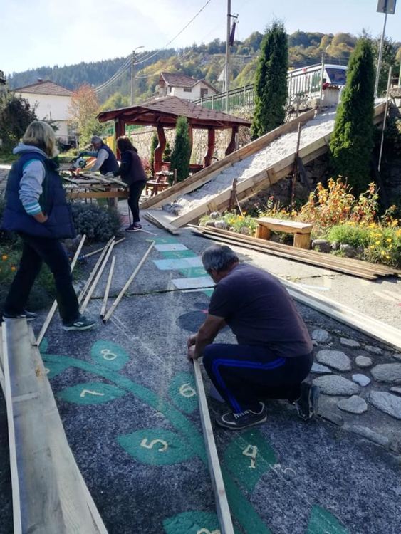 Читалището и доброволци от Могилица обновиха стълбището към читалищната сграда