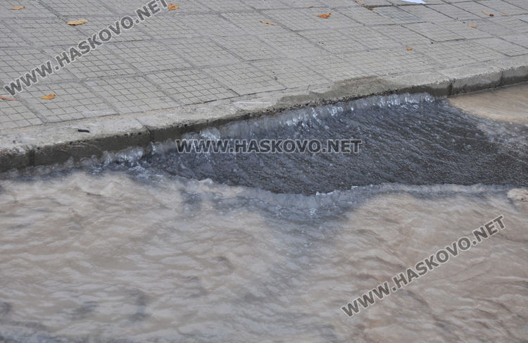 Вода бликна в центъра на Хасково от стара авария