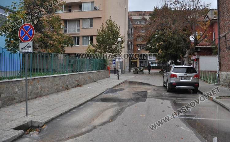Вода бликна в центъра на Хасково от стара авария