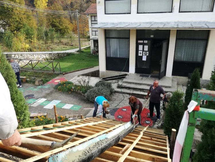 Читалището и доброволци от Могилица обновиха стълбището към читалищната сграда