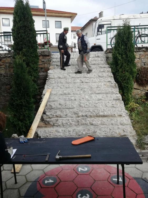 Читалището и доброволци от Могилица обновиха стълбището към читалищната сграда