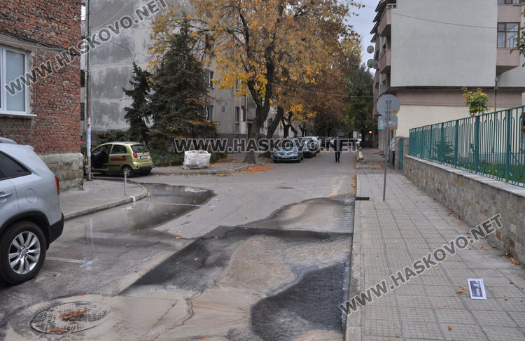 Вода бликна в центъра на Хасково от стара авария