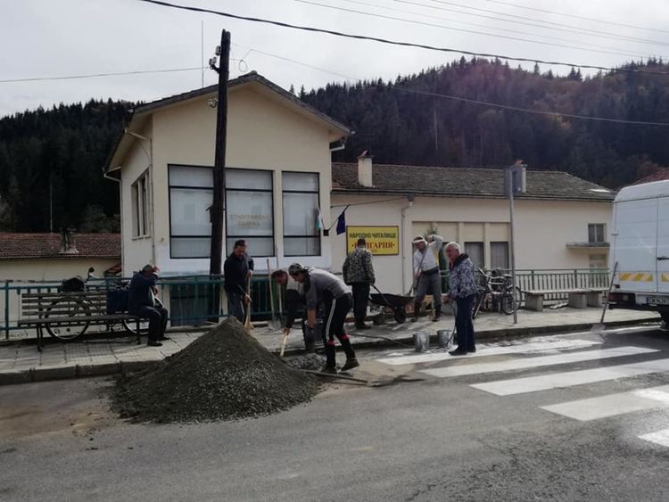 Читалището и доброволци от Могилица обновиха стълбището към читалищната сграда