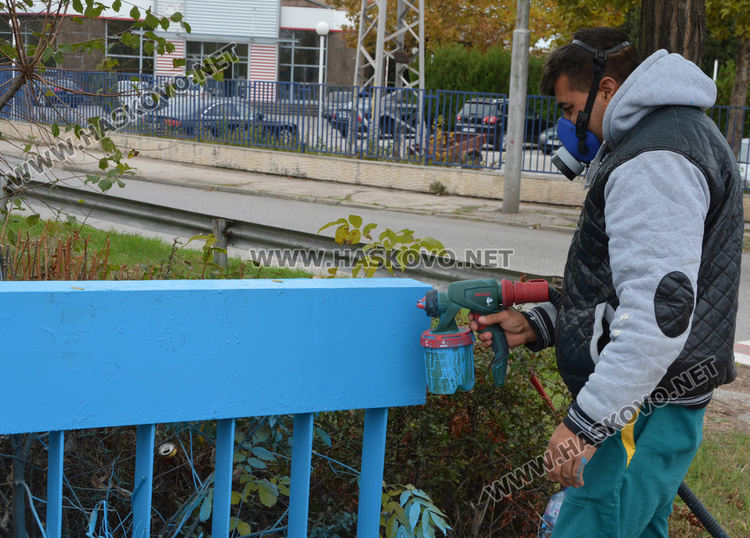 Боядисват перилата на детелината в Хасково по пътя за Димитровград