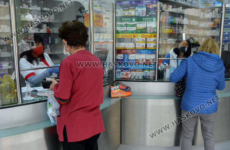 Опашки пред аптеките в Хасково. Изчезнаха основните имуностимуланти и препарати за лечение на Ковид