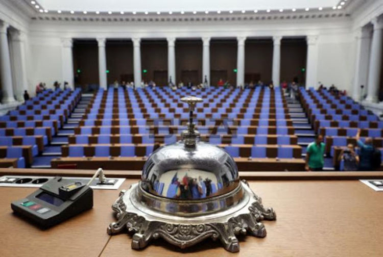 Парламентът не гласува увеличаването на извънредния труд заради липса на кворум