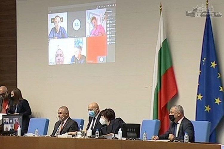 Парламентът събра кворум с регистрации и от болнични стаи