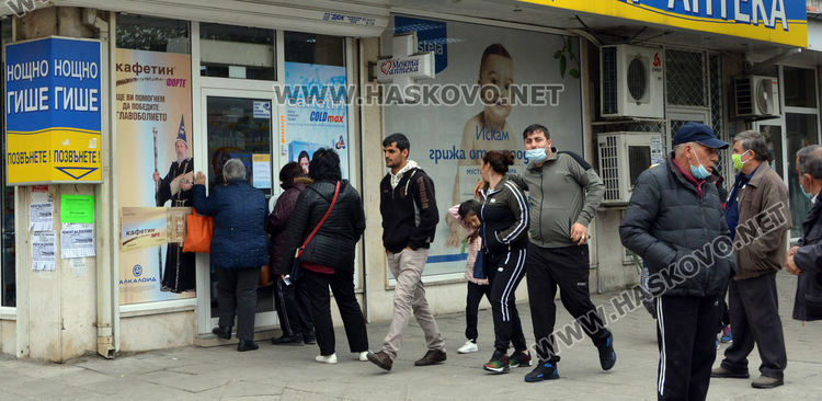 Опашки пред аптеките в Хасково. Изчезнаха основните имуностимуланти и препарати за лечение на Ковид