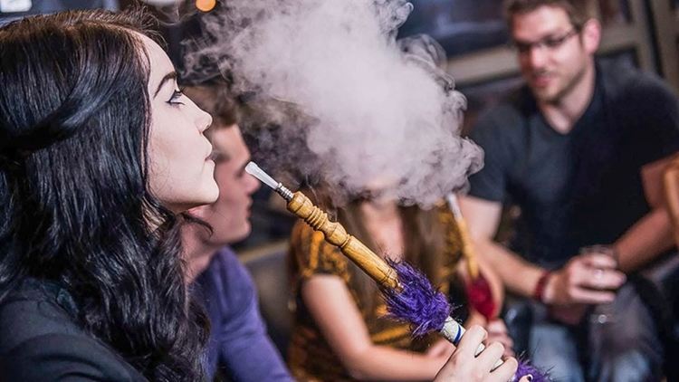 Забранява се употребата от деца на алкохолни напитки, тютюневи и други изделия за пушене