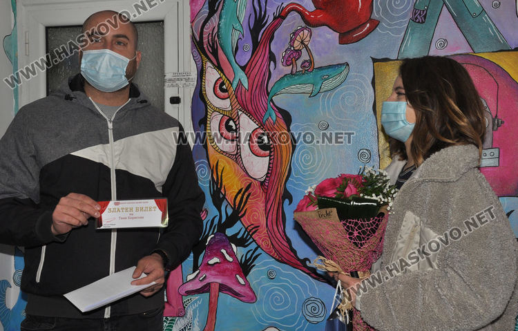 Таня Борисова разкраси със стенописи театъра в Хасково