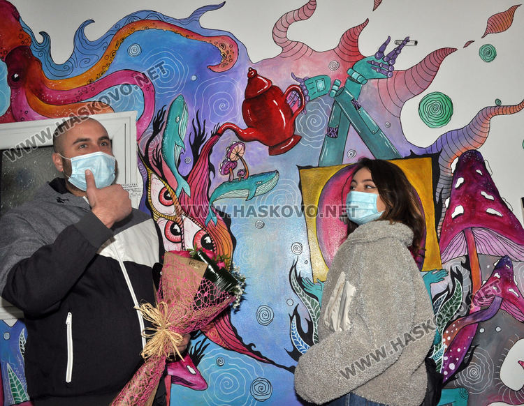 Таня Борисова разкраси със стенописи театъра в Хасково