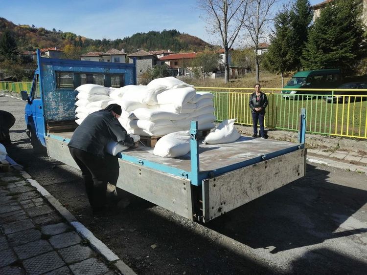 Дарител осигури хранителни продукти за 61 семейства