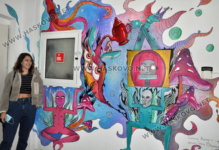 Таня Борисова разкраси със стенописи театъра в Хасково