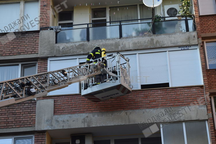 Пожарникари  се отзоваха на помощ, проникнаха през терасата на възрастна жена