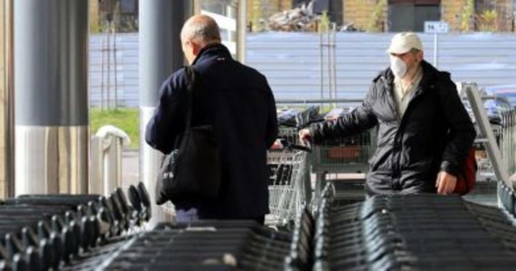 Мрежата изригна: Да ни съберат всички пенсионери в "Арена Армеец" и да ни хвърлят храна