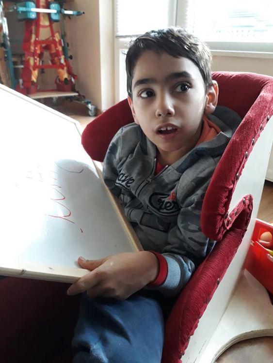 Зов за помощ! Родителите на Макси  изработват и продават коледна украса за рехабилитация на момчето