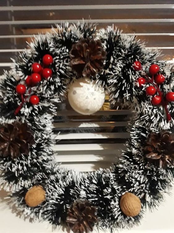 Зов за помощ! Родителите на Макси  изработват и продават коледна украса за рехабилитация на момчето