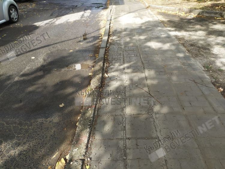 Тротоарът през септември