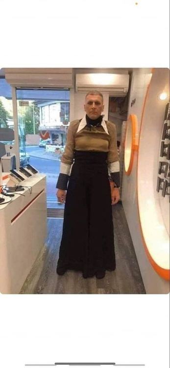 Очевидци! Мъжът в рокля не е опасен, местните искаха да го линчуват