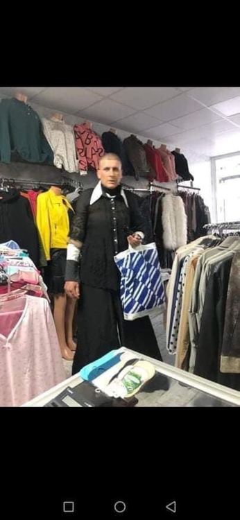 Мъж в рокля притесни смолянчани. Спял по гробищата  в региона