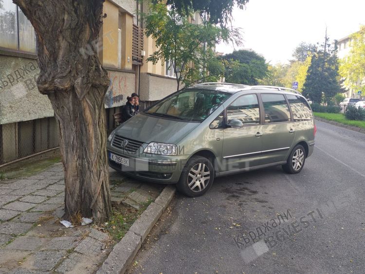 Паркиране по „селяндурски” в близост до Поликлиниката въпреки наличието на голям паркинг