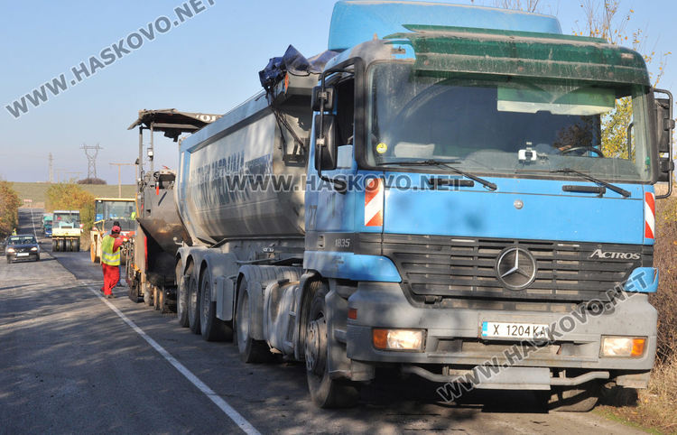 Кърпят пробойните по пътя към Въгларово