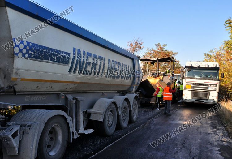 Кърпят пробойните по пътя към Въгларово