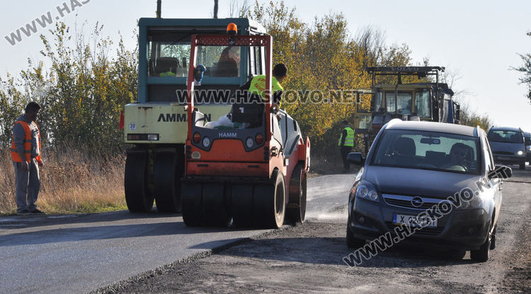 Кърпят пробойните по пътя към Въгларово