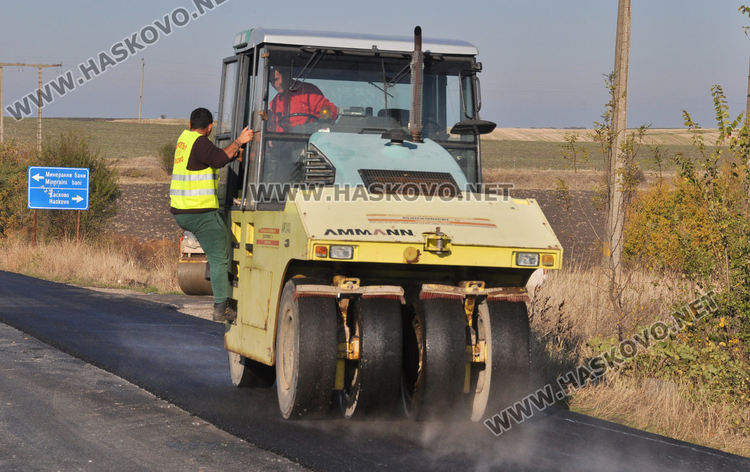 Кърпят пробойните по пътя към Въгларово