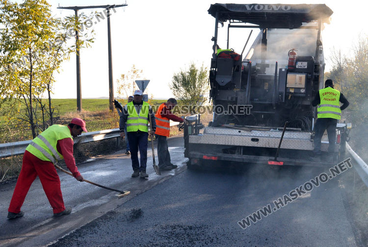 Кърпят пробойните по пътя към Въгларово