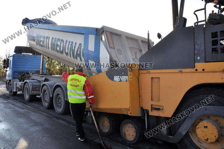Кърпят пробойните по пътя към Въгларово