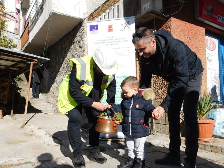 Стартира санирането на 12 стари жилищни блокове в областния град. Санират блок на почти век 