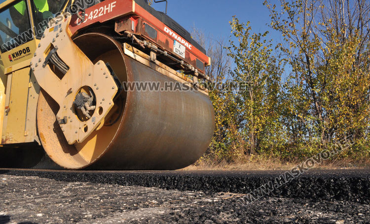 Кърпят пробойните по пътя към Въгларово