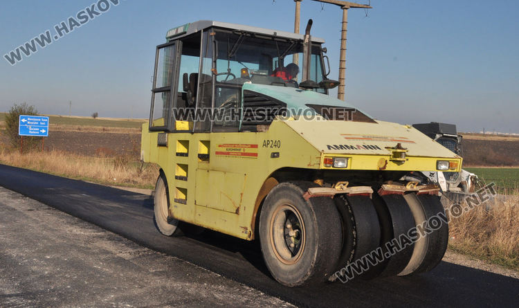 Кърпят пробойните по пътя към Въгларово