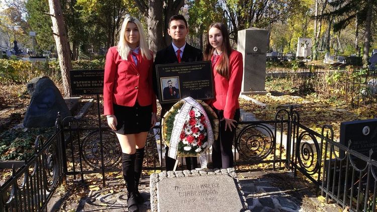 Цветя за Петко Славейков в навечерието на патронния празник