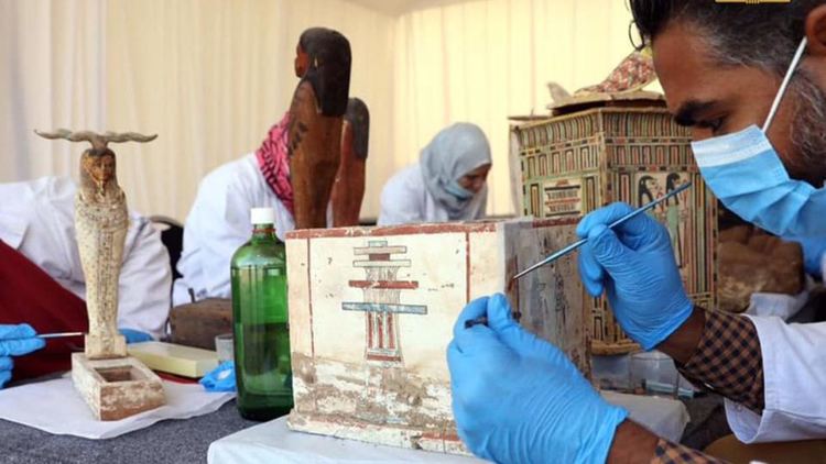 Някои от артефактите, открити с пълните с мумии ковчези в Сакара, са в процес на почистване, консервиране и анализ. Сн.: Египетско министерство на антиките
