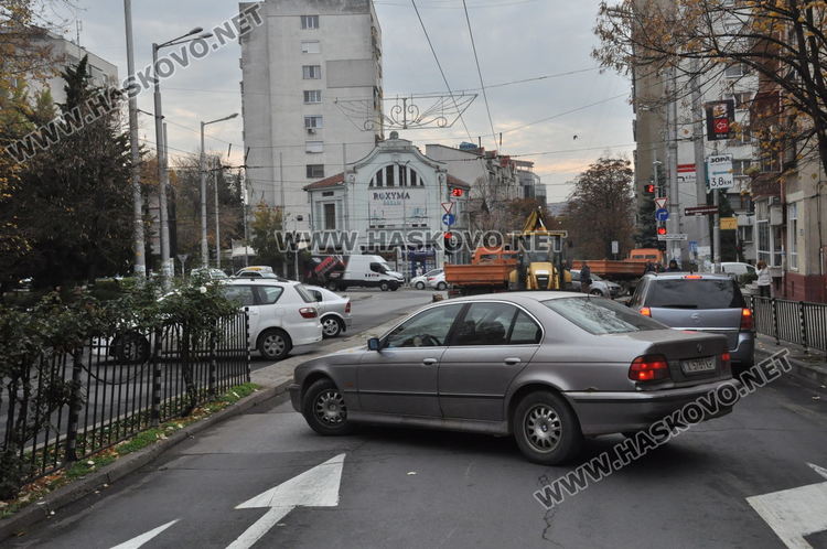 Хасковлии: Коли пердашат през бордюрите на „Раковски“