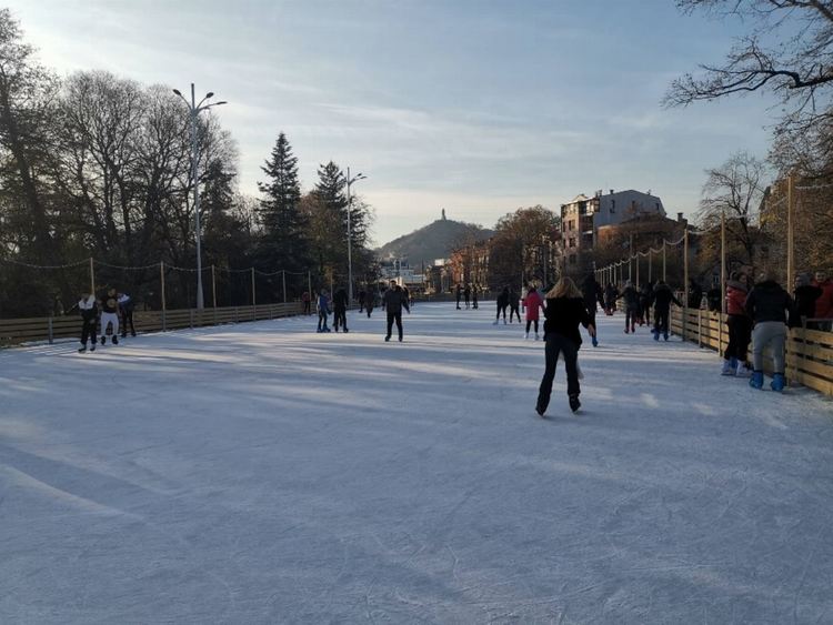 Рекордно голяма ледена пързалка в Пловдив