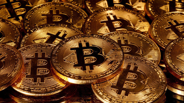 Биткойн достигна тригодишен връх, като кризата промени нагласата на пазара
